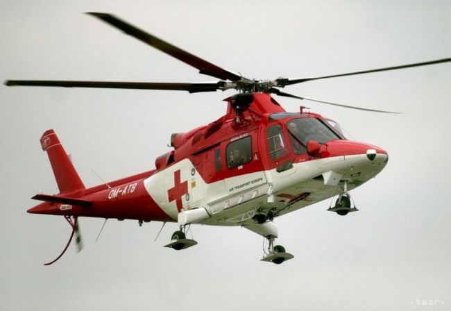 Za Jablonovým sa zrazili dve autá, jedného z vodičov odviezol vrtuľník