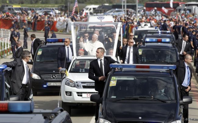 Pápež František ukončil pobyt v Poľsku a odcestoval späť do Ríma