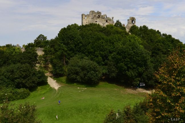 Brekovský hrad získava novú tvár aj vďaka zahraničným dobrovoľníkom