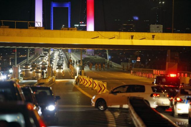 Na úteku je stále vyše 300 aktérov pokusu o štátny prevrat v Turecku