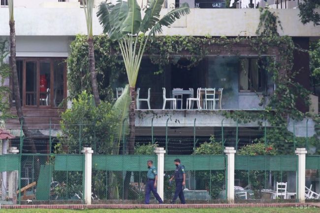 Bangladéšska polícia vypísala odmenu za dolapenie útočníkov v Dháke