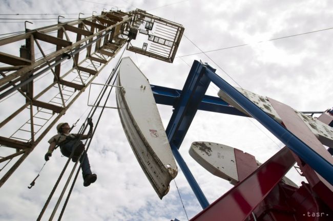 Obavy z vysokých zásob ropy stlačili cenu WTI pod 40 USD/barel