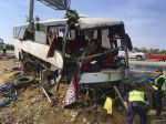 Päť ľudí zahynulo pri nehode autobusu na diaľnici v Kalifornii