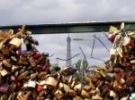 Paríž odkazuje zaľúbencom, aby už nevešali zámky lásky po mostoch