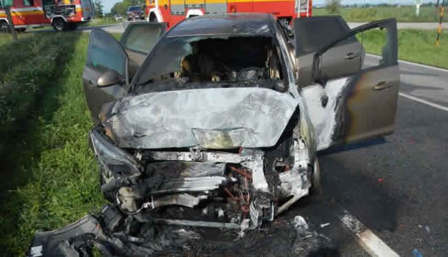 FOTO: Pri dopravenej nehode zhorela polka auta