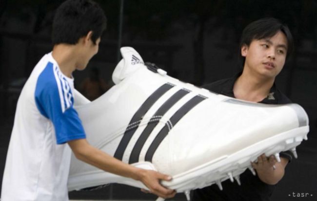 Českí colníci našli pri razii takmer 15.000 párov fejkov Adidas