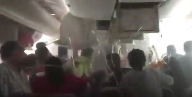 VIDEO: Chaos, strach a plamene - evakuácia lietadla, ktoré havarovalo