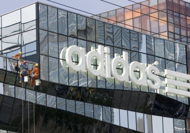 Adidas v 2. kvartáli takmer zdvojnásobil zisk na vyše 290 mil. eur