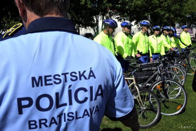 Mestská polícia v Bratislave kontroluje státie áut na cyklochodníkoch