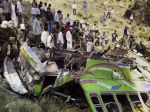 Po páde mosta do rozvodnenej rieky v Indii našli 18 mŕtvych tiel