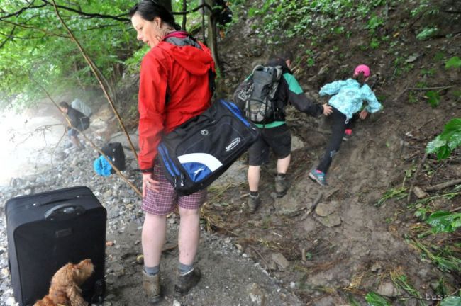 Záchranári pomáhali v Nízkych tatrách turistke s úrazom kolena