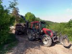 Dvojročný chlapec v Rohove prišiel o život po páde z traktora