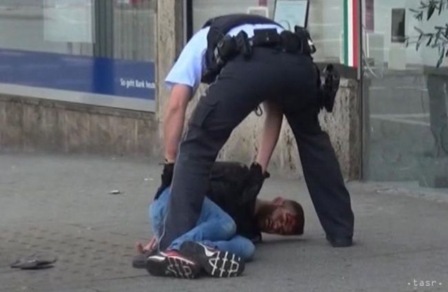 Boh je veľký, kričal útočník, ktorý v Belgicku zranil dve policajtky