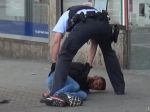 Boh je veľký, kričal útočník, ktorý v Belgicku zranil dve policajtky