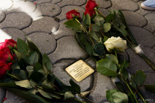 Tri zavraždené židovské rodiny pripomínajú v Prievidzi pamätné kamene