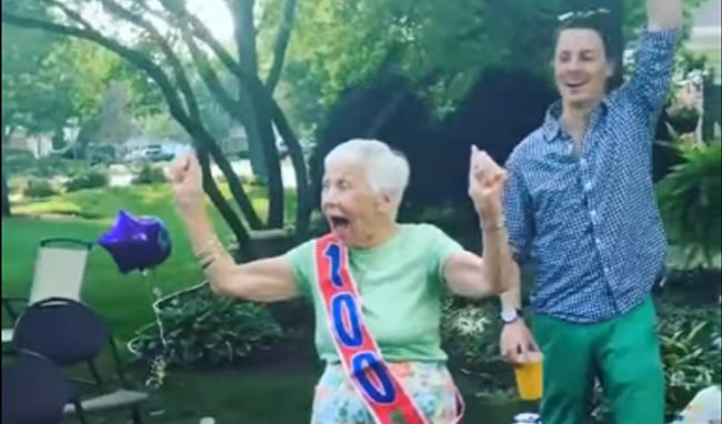 Video: Famózna dáma oslavuje svoje 100. narodeniny netradičným spôsobom