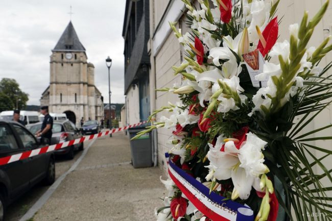 Mesto Montluson odmieta pochovať jedného z vrahov kňaza z Normandie
