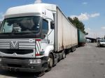 Macedónsky kamionista pašoval dvoch migrantov na podvozku návesu