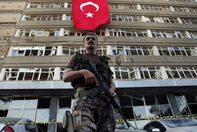 Turecký minister: Ankara od zmarenia puču oficiálne zatkla 16.000 osôb
