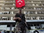 Turecký minister: Ankara od zmarenia puču oficiálne zatkla 16.000 osôb