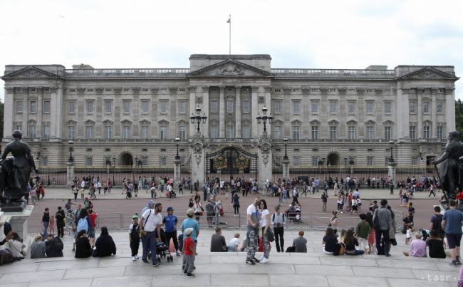 Plot Buckinghamského paláca chcel preliezť mladík, chytila ho polícia