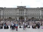 Plot Buckinghamského paláca chcel preliezť mladík, chytila ho polícia