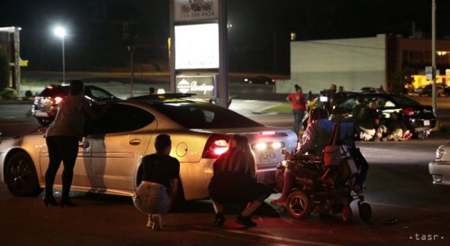 Auto zrazilo muža na proteste v USA, potom padli výstrely