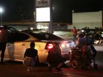Auto zrazilo muža na proteste v USA, potom padli výstrely