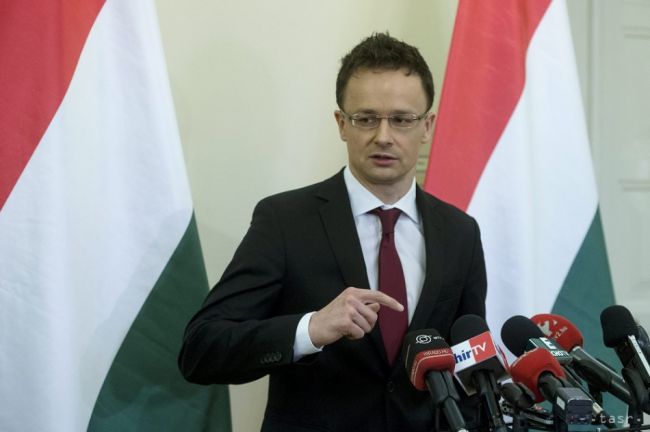 Szijjártó nedovolí vyvesiť na veľvyslanectvách Maďarska dúhovú vlajku