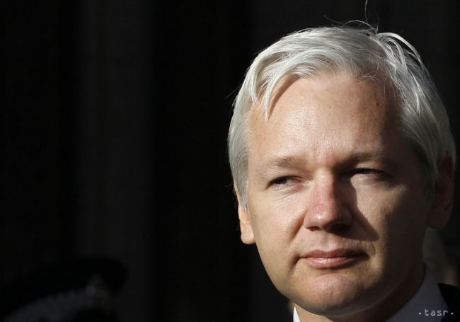 Assange čaká na výsluch na ekvádorskej ambasáde