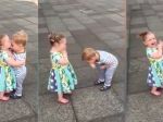 Video: Prvý bozk vyvolal u detí neskutočný smiech