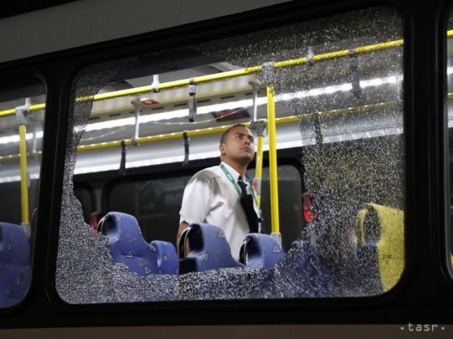 OH2016: Autobus s novinármi zasiahli kamene, nie guľky