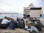 Grécko: Utečenecké tábory na ostrovoch sú preplnené