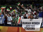 Ochranka požiadala iránsku fanúšičku o zloženie plagátu