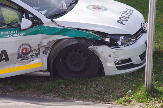 V Bratislave havarovali policajti, dvaja ľudia skončili v nemocnici