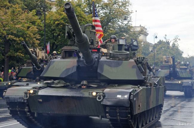 Vojenskej prehliadky vo Varšave sa zúčastnili aj americké tanky