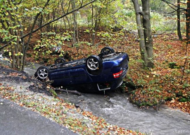 Vodič skončil s autom na streche, zranil sa len ľahko