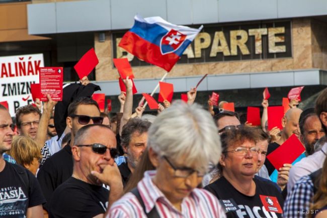 Proti R. Kaliňákovi dnes v Bratislave protestovalo asi tisíc ľudí