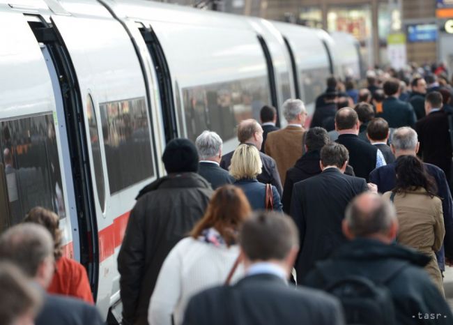 VLÁDA: Na hliadkovanie vo vlakoch bude potrebný súhlas prepravcu