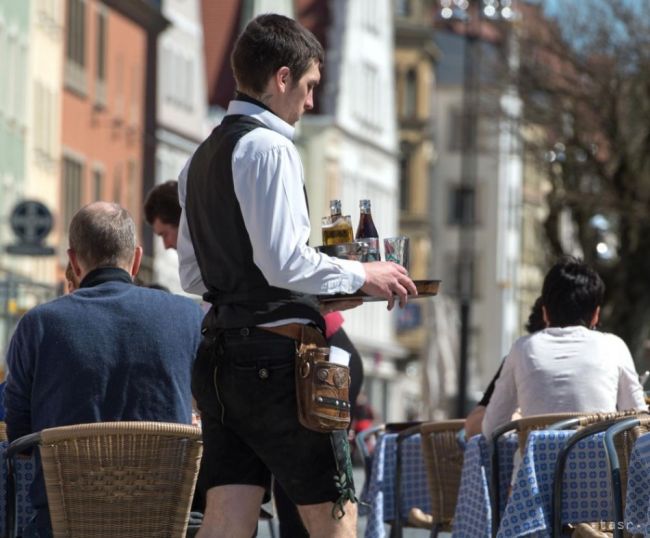 Osem z desiatich stredoškolákov si v lete prilepší brigádami