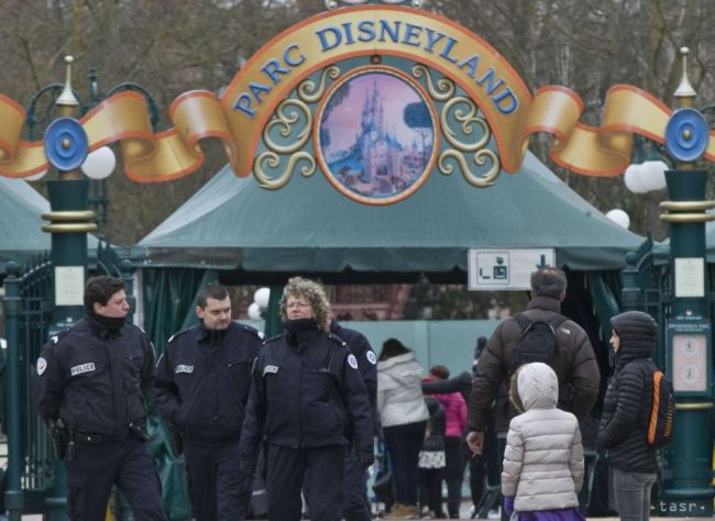 Vlakovú stanicu pri parížskom Disneylande na dve hodiny evakuovali