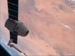 Na ISS začali montovať nový spojovací adaptér pre komerčné