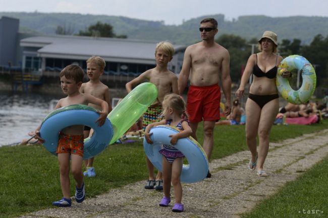 Chladné počasie naďalej zatvára kúpaliská, niektoré otvoria cez víkend