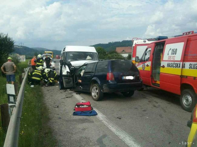 Pri vážnej dopravnej nehode v Kysuckom Lieskovci sa zranilo sedem osôb