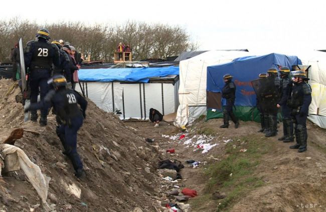 V tábore pri francúzskom Calais býva takmer 7000 migrantov