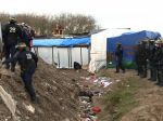 V tábore pri francúzskom Calais býva takmer 7000 migrantov