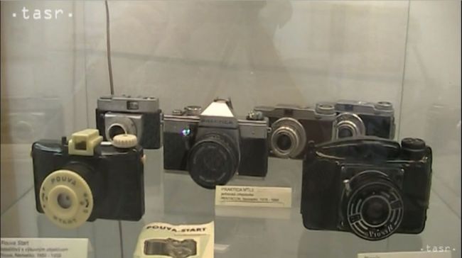 Historické fotoaparáty a kamery sú vystavené v Starom Smokovci