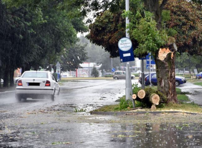 Na väčšine Slovenska bude v pondelok pršať. Hrozia búrky či povodne