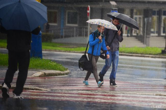 Pondelok bude upršaný. Meteorológovia varujú pred búrkami a povodňami