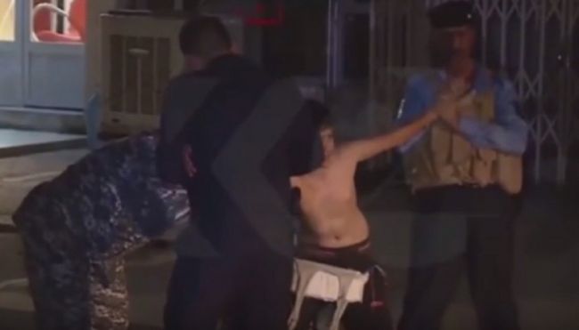 VIDEO: Iracká polícia zadržala chlapca opásaného výbušninami